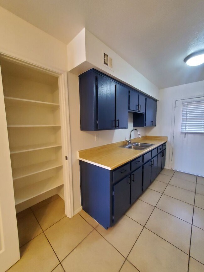 Building Photo - 4533 E Contessa St