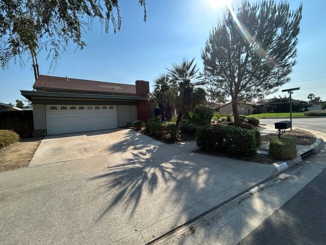 Building Photo - 5055 Pearblossom Dr