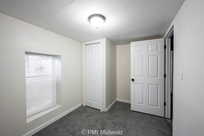 Building Photo - 512 N Chester Ave