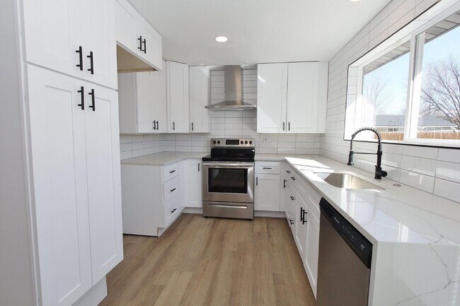 Building Photo - Charming Single-Level Home