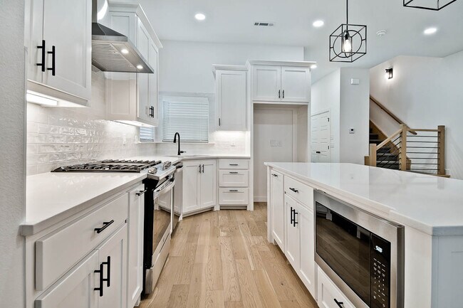 Building Photo - 502 W Persimmon St