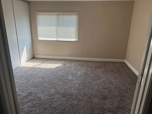 Building Photo - 2 Bedroom 1.5 Bath Beautiful Townhome in E...