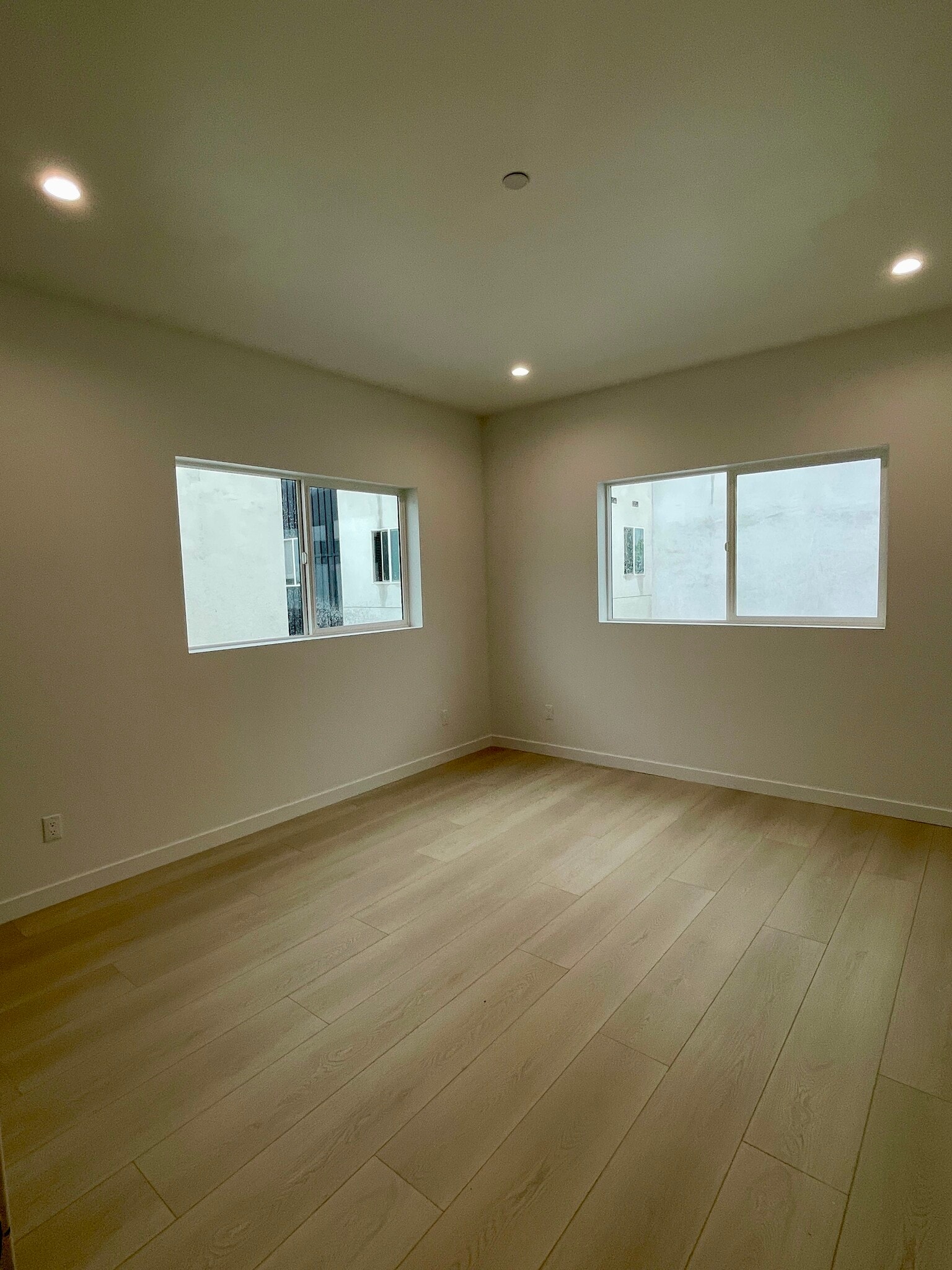 Building Photo - 611 1/2 W 41st Pl