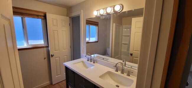 Building Photo - 2 bed 1.5 bath Downtown Bend - Large Master - Fenced Yard