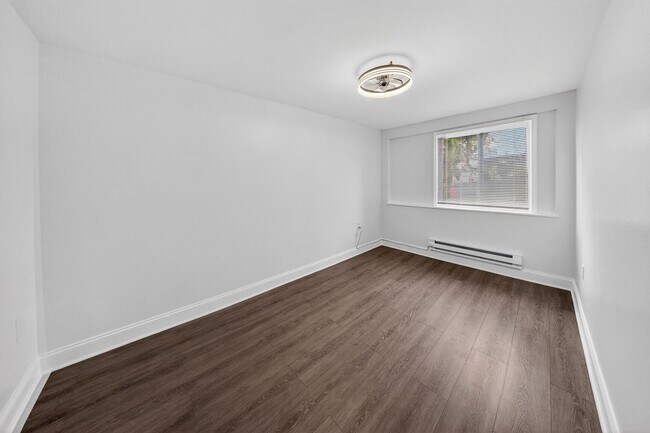 Building Photo - Newly Renovated 5BR/2BA Rowhome