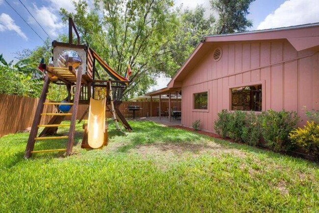 Building Photo - Cute & Convenient Home in Mission!