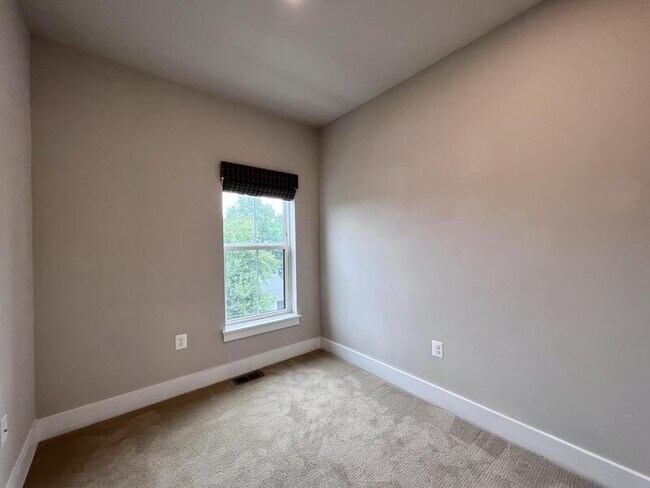 Building Photo - 818 Fern Pl NW
