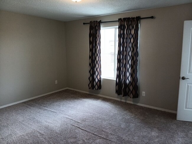 Building Photo - Spacious 4-bedroom, 2.5-bathroom home! Showings available NOW!