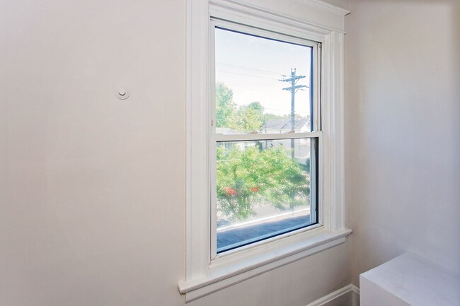 Building Photo - BOND HILL-  3 STORY 3 BEDRM 2 FULL BATH OP...