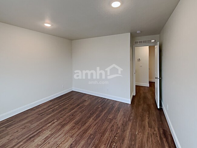 Building Photo - 2673 3340 South St