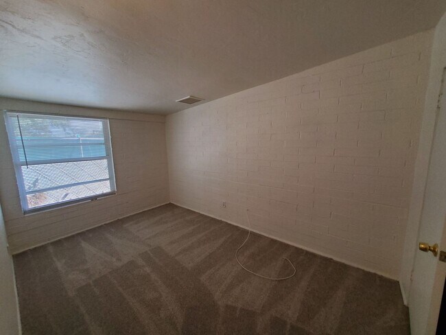 Building Photo - 4 bedrooms and 2 bathrooms with A/C.