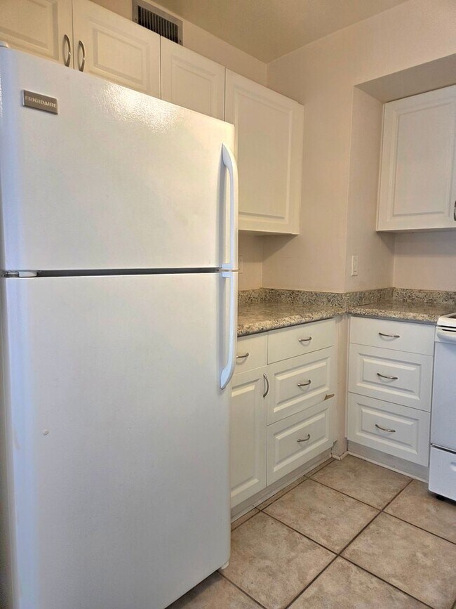 Building Photo - NEW PRICE / N Tamiami Trail / Townhouse