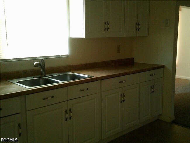 Building Photo - 1405 Juddale St E