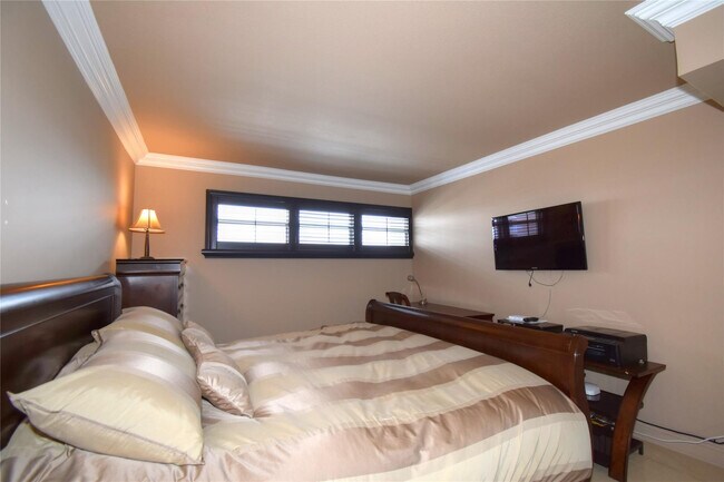 Building Photo - 1012 N Ocean Blvd