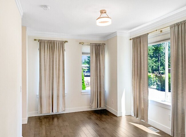 Building Photo - 4Bd/2.5Ba Renton Home