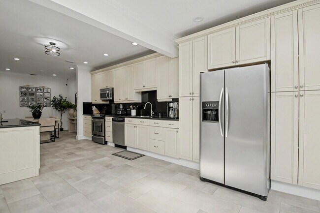 Building Photo - 6744 Via Regina