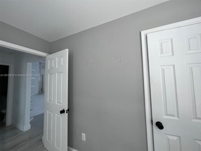 Building Photo - 829 S L St