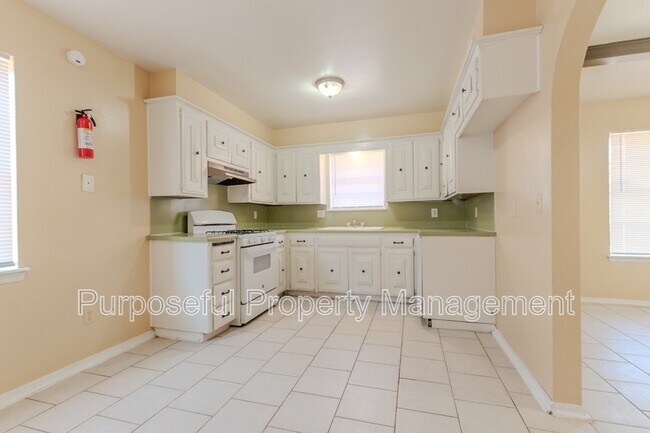 Building Photo - 809 Meadowgreen Dr