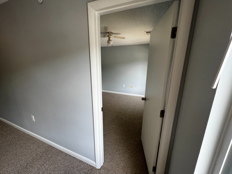 Building Photo - Room in Condo on Collegiate Cir