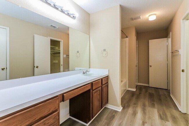 Building Photo - 10902 Ivy Park