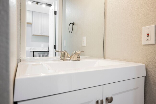 Building Photo - Fully Remodeled 3-Bedroom Townhome