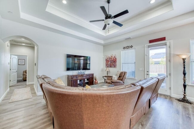 Building Photo - Gorgeous 4/2 Crown Home In Riverstone Community