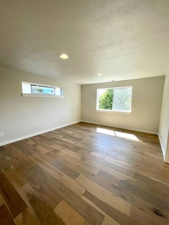 Building Photo - Stunning newer home in NE Bend neighborhood!
