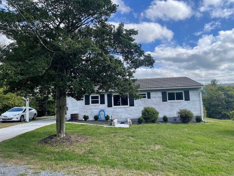 Building Photo - 627 Docs Ln