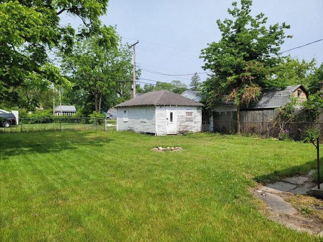 Building Photo - Updated 3-Bedroom, 1-Bathroom Home with Mo...