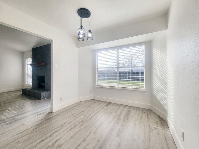 Building Photo - Beautiful 3 BR / 2 BA Home for Rent in Rou...
