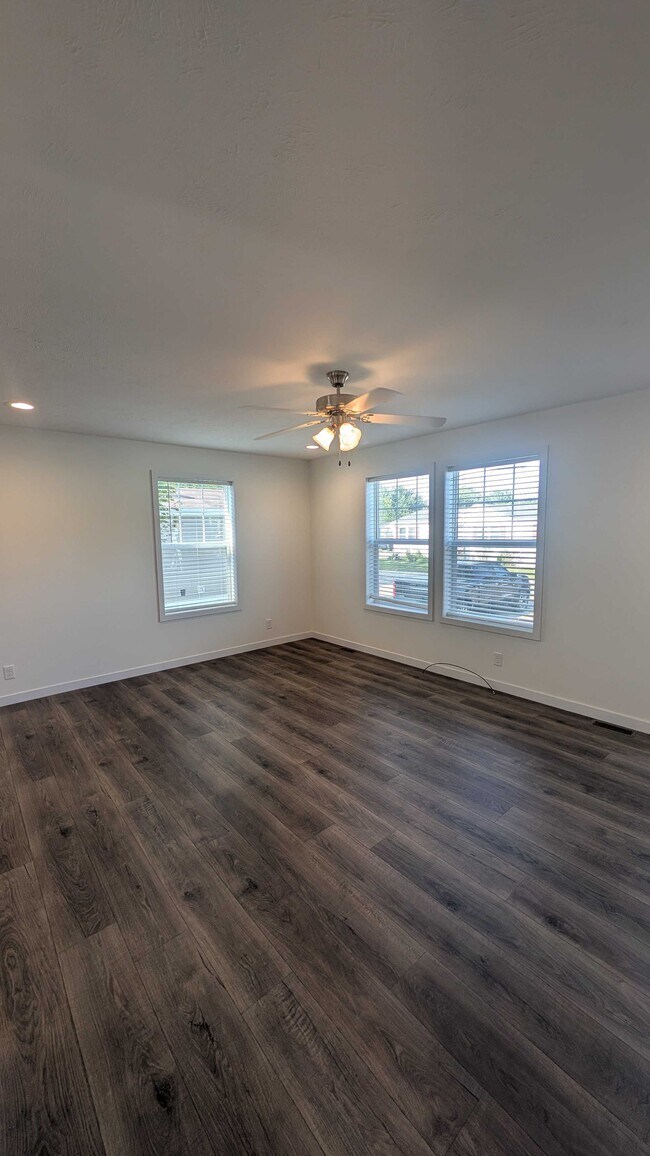 Building Photo - 9383 Evergreen Dr