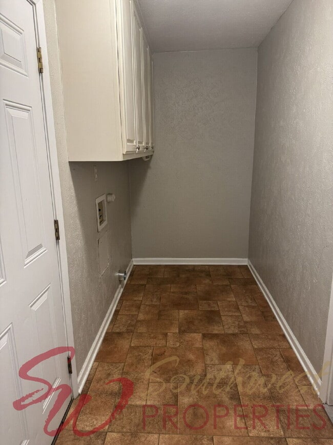 Building Photo - 3 bedroom  1 1/2 baths featuring large bedrooms and fenced yard!