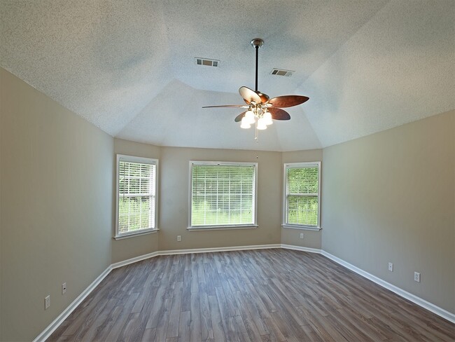 Building Photo - 4 bedroom, 2.5 bath home near Shelby Farms...