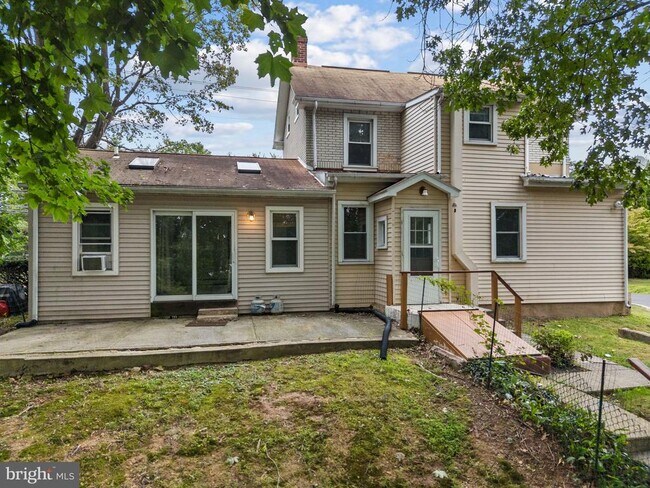 Building Photo - 158 W Butler Ave