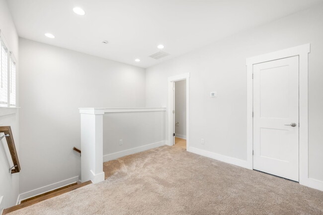 Building Photo - 642 W End Dr