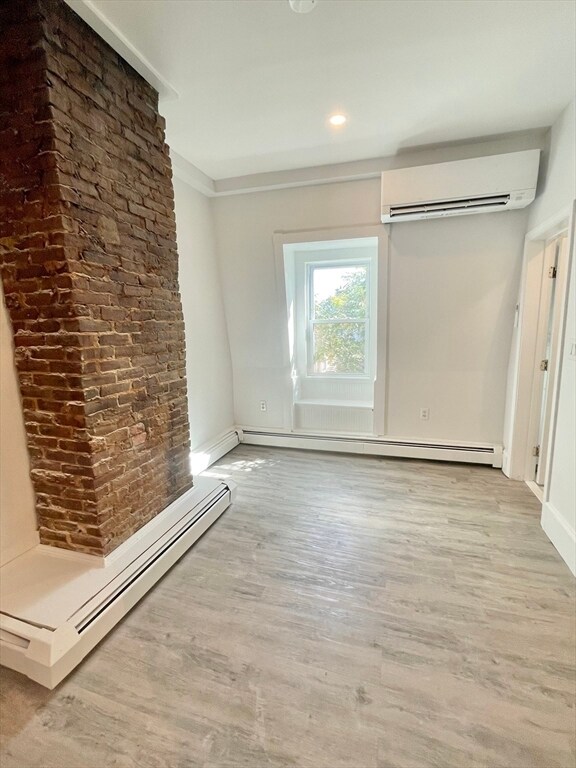 Building Photo - 655 E 7th St