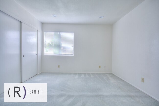 Building Photo - A Charming Condominium in a Quiet and Desi...