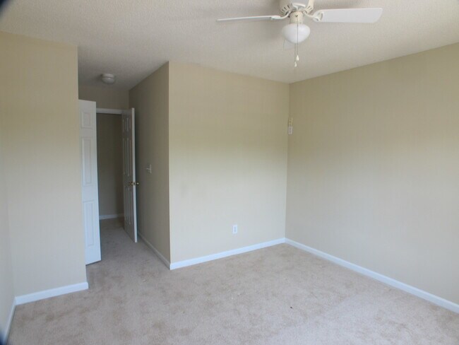 Building Photo - End Unit 3 bedroom, 2 bath Townhome in the...