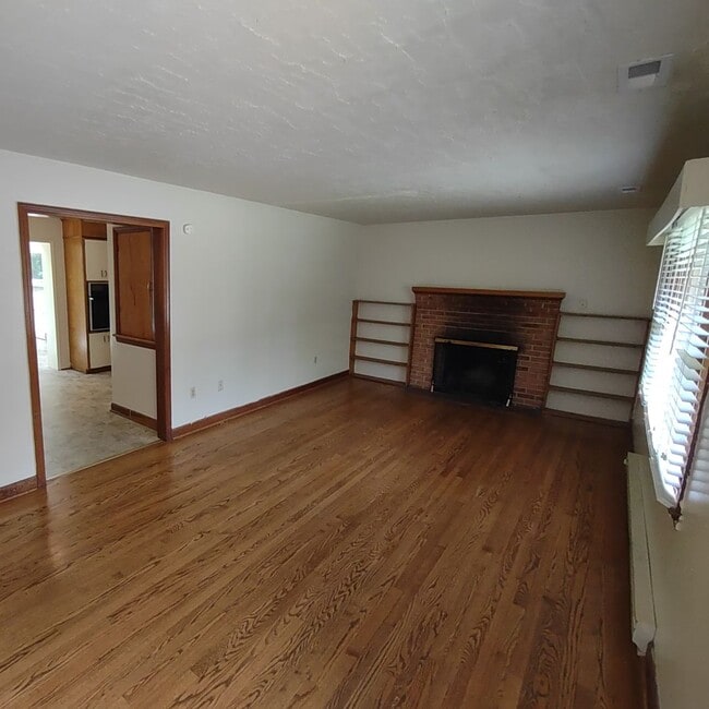 Building Photo - 3 Bedroom Home with Carport in Blacksburg