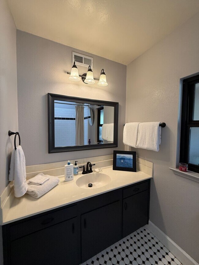 Building Photo - Stunning Fully Furnished 3 Bed-3 Bath Home with Den - Over 2300 Sq Ft.