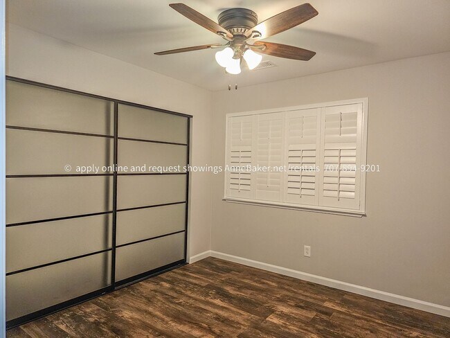 Building Photo - Exquisitely Updated Condo - Must See