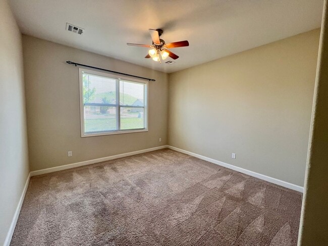 Building Photo - 3 Bed Townhome in Excellent West Side Location!