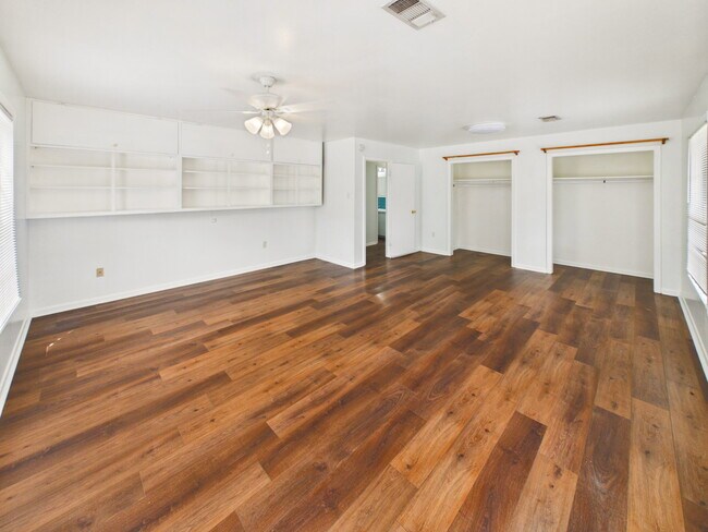 Building Photo - 11064 N Dowling Rd