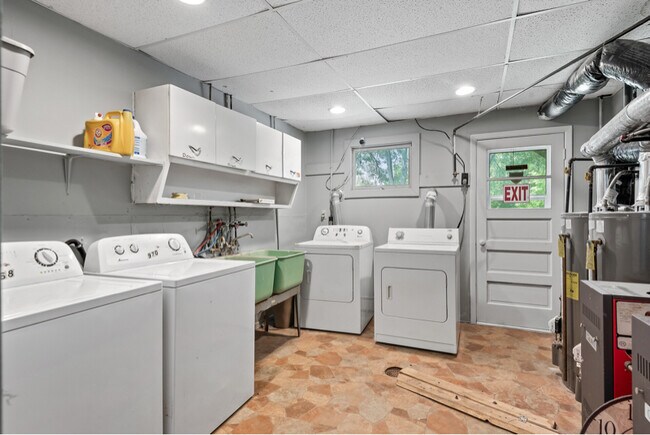 Building Photo - 968 Gershwin Ave N