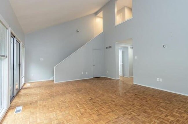 Building Photo - 3BD/2.5BA Townhouse located in Barfield Place!