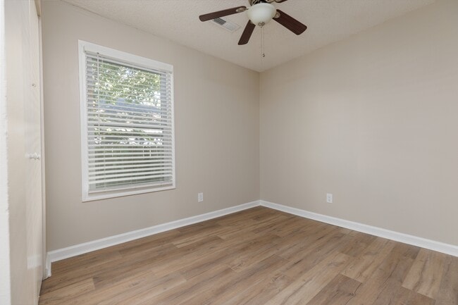 Building Photo - 208 Mountain Creek Dr