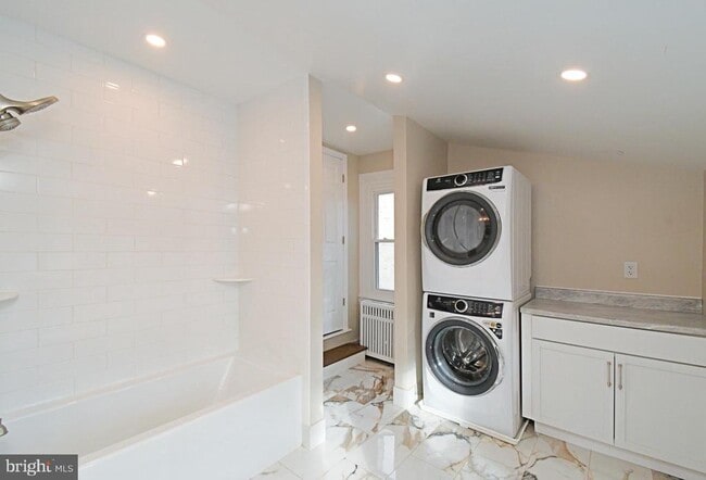 Building Photo - 232 Morgan St