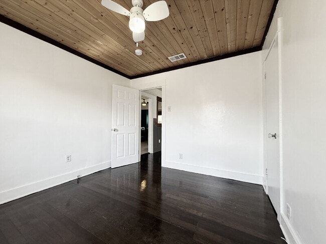 Building Photo - 1661 W 36th Pl