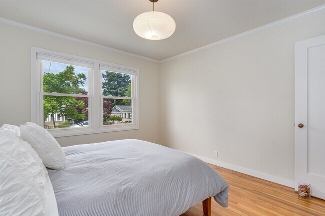 Building Photo - Alta Heights Beautifully Renovated Cottage