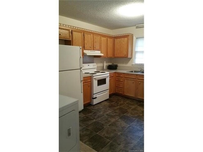 Building Photo - Available Now! Desirable 2 bed 2 bath dupl...